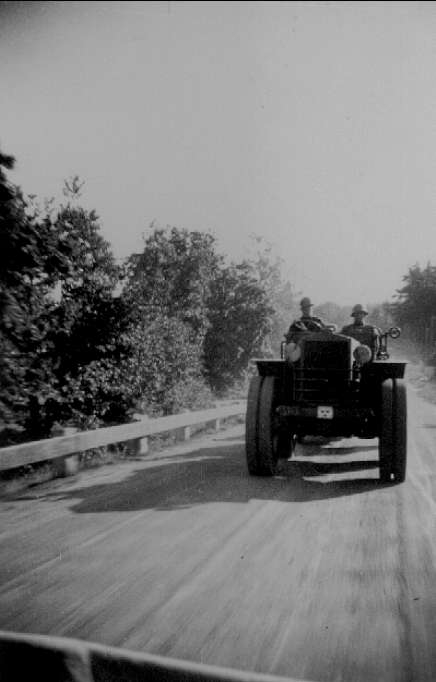 Traktorförare på väg till Axvall med sin traktor m/28, 1935. Förarna heter vol 16/1 Södergren och konst 18/4 Andersson. Fotot är en gåva av Tage Södergren.