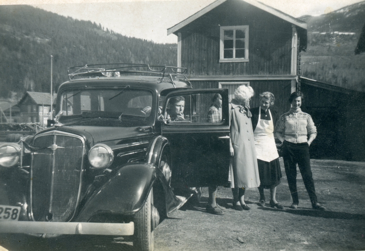 Fem personar og bil (Chevrolet 1934)