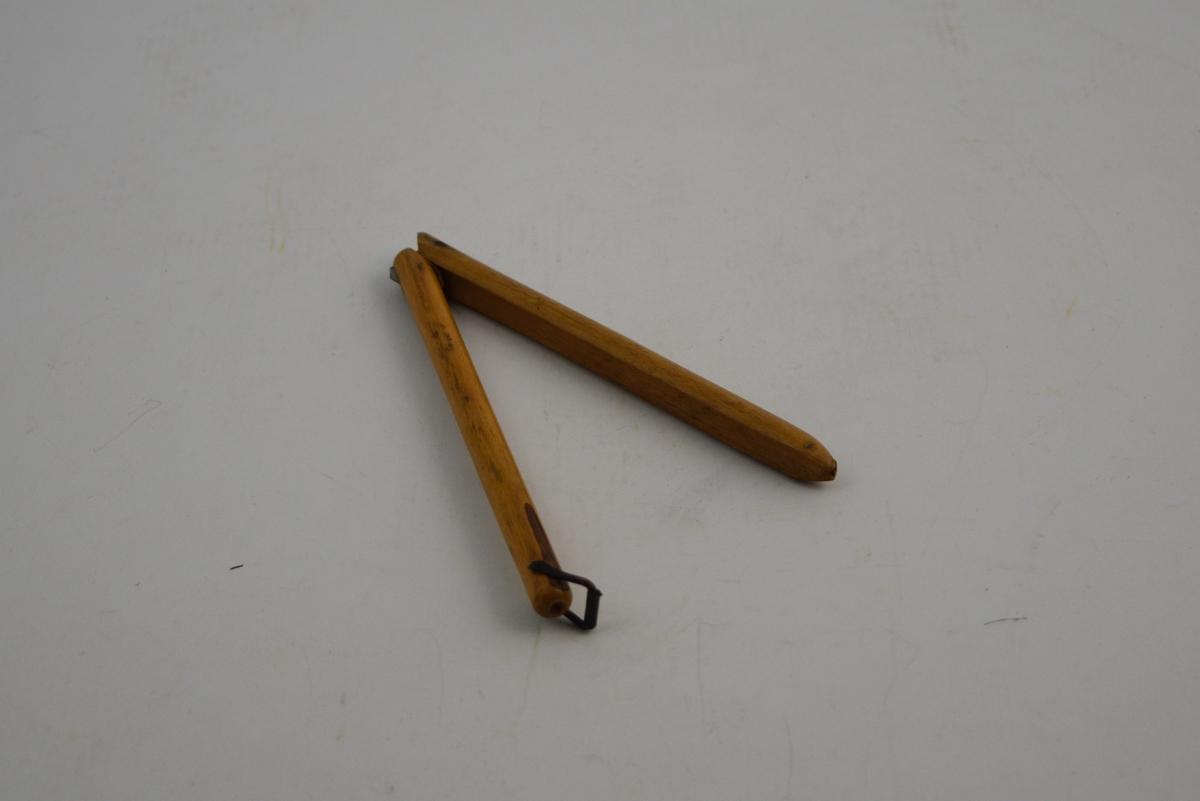To trepinner som passer sammen, festet med metall i den ene enden. Kan festes med "lås" av metallhempe i den andre enden.