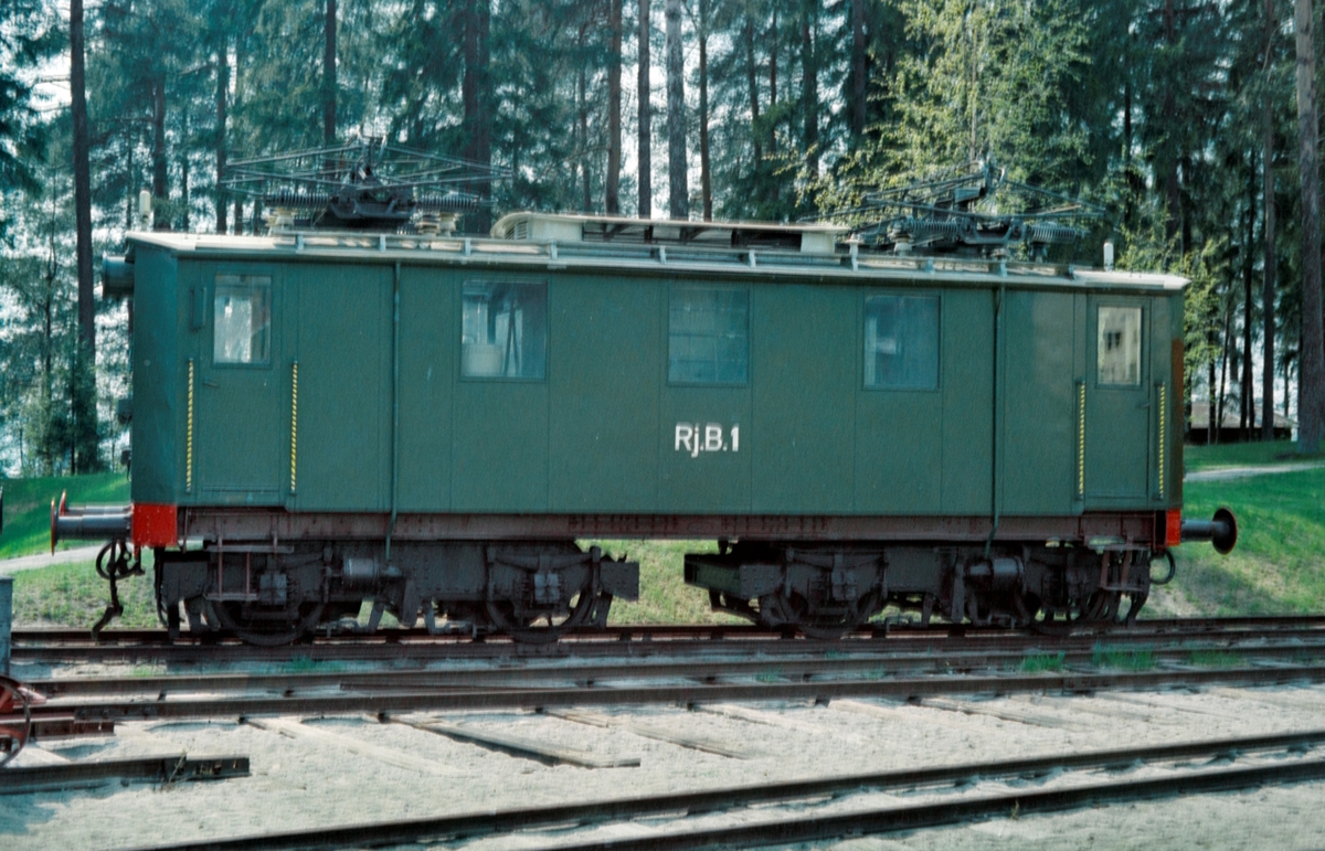 Rjukanbanens lokomotiv nr. 1, senere NSB El 7 2501 i parken på Norsk Jernbanemuseum på Hamar.