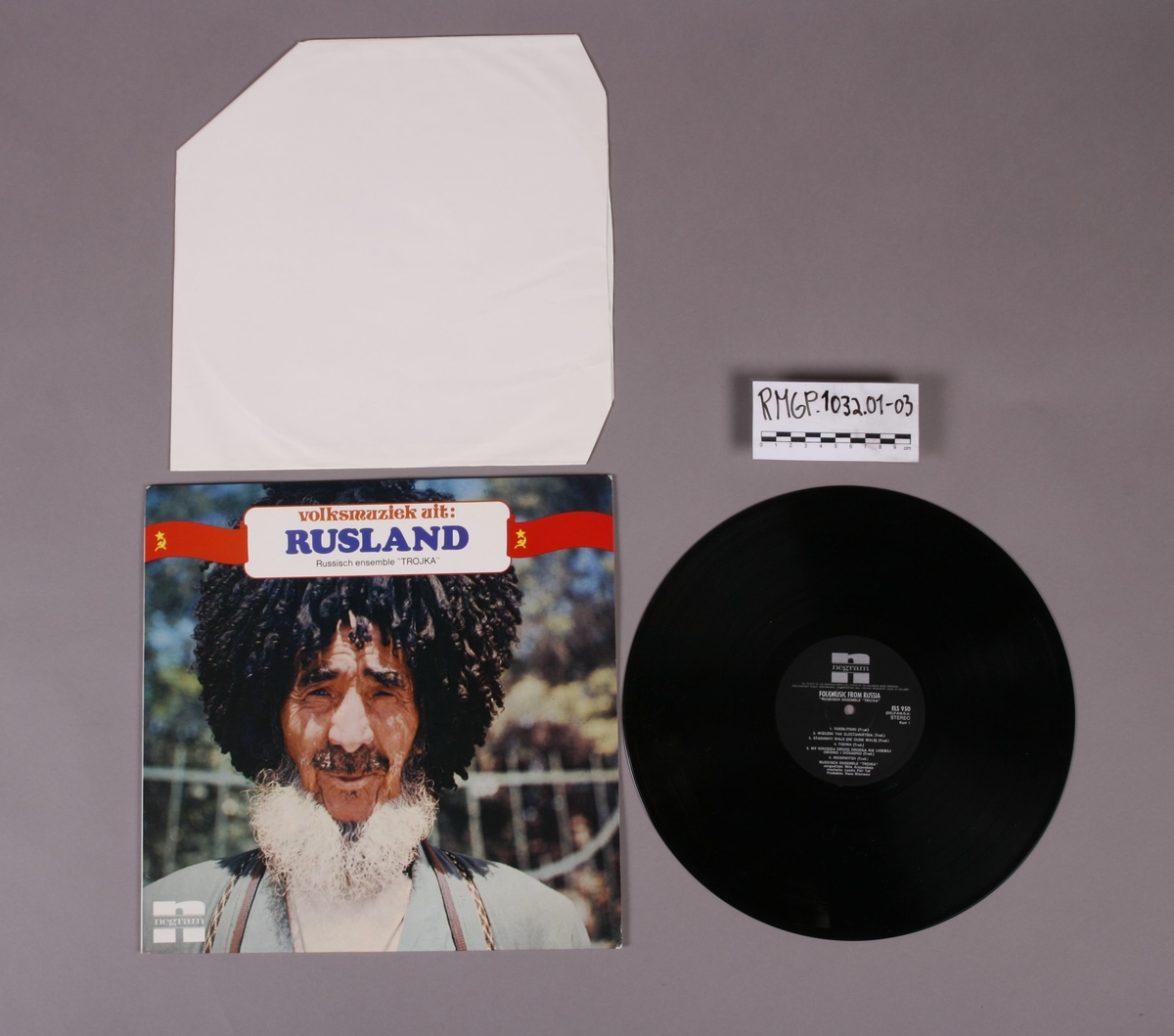 Grammofonplate i svart vinyl og plateomslag i papp. Platen tilhører serien "Volksmuziek Uit". Plata ligger i en papirlomme.