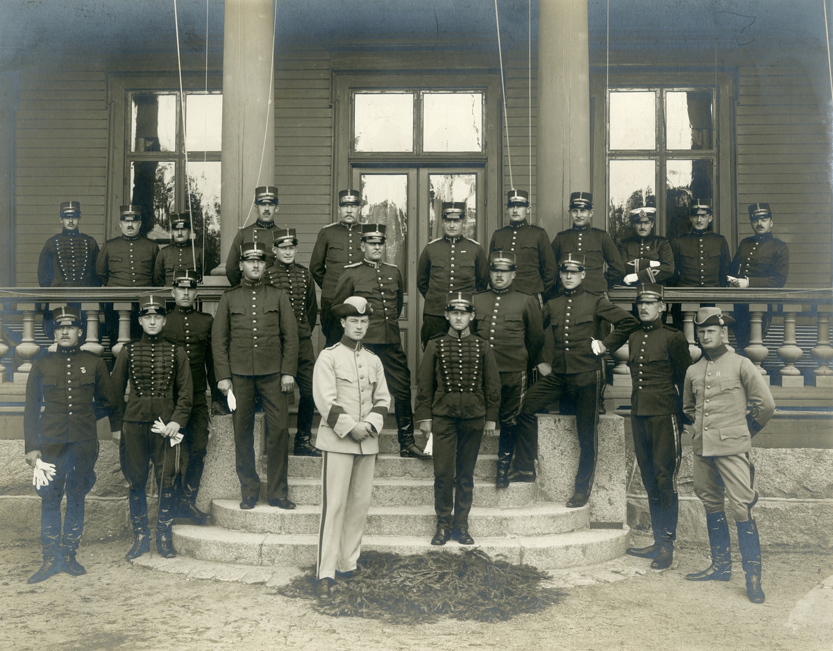 Grupporträtt av officerare vid Fästnings- och positionsartilleriets skjutskola 1913.
För namn, se bild nr. 2.