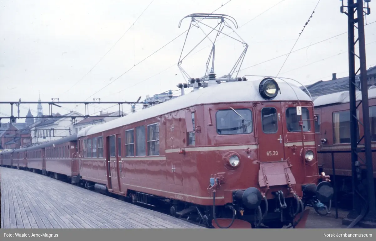 Elektrisk motorvogn BM 65 30 i tog på Oslo Ø
