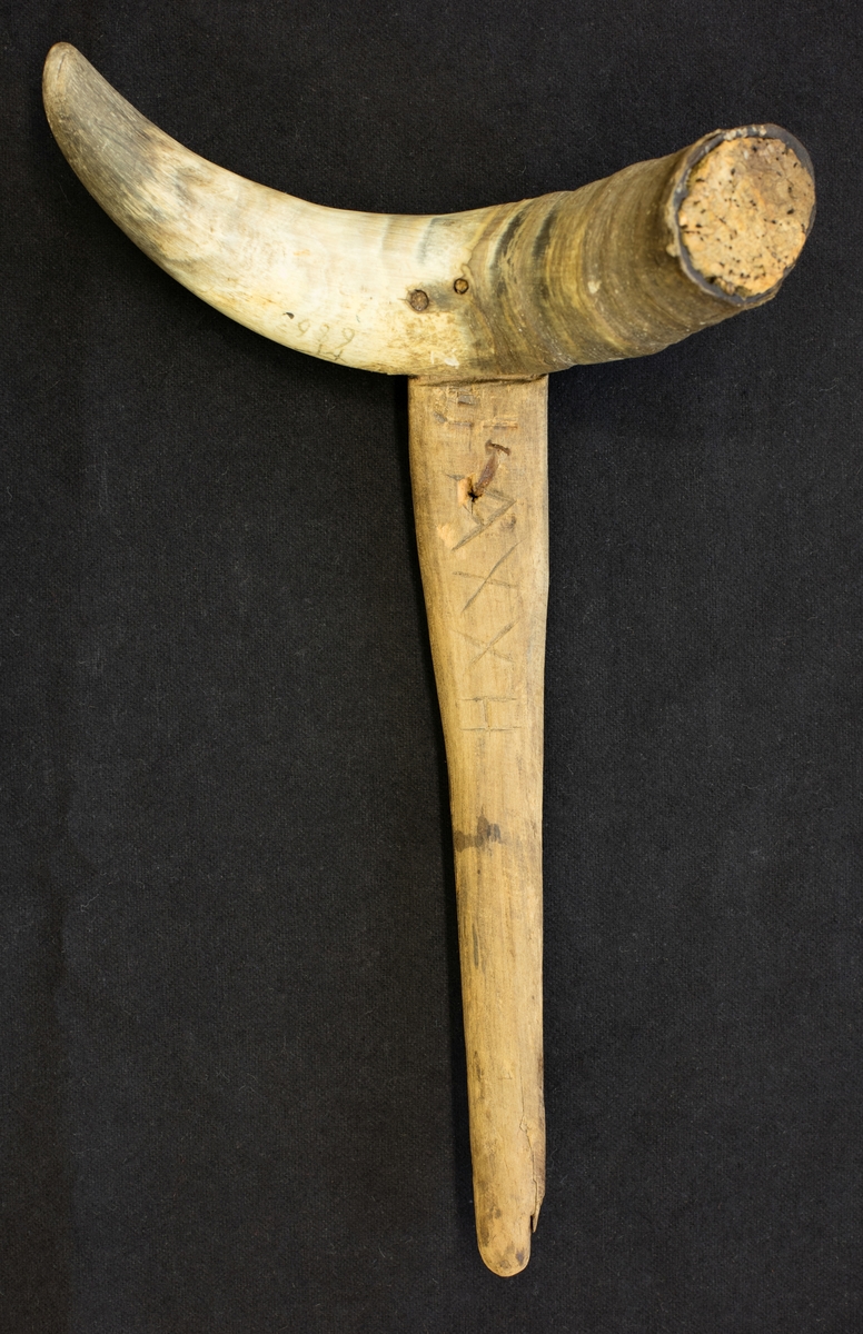 Dörjefiskhorn från Herrlycke, Stala socken, Bohuslän.
Redskapet består av ett horn fästad vid en träpinne.