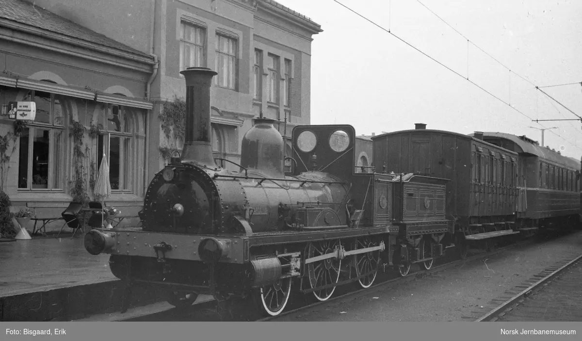 Damplokomotivet "Caroline" på Hamar stasjon under Jernbanedagene i 1977
