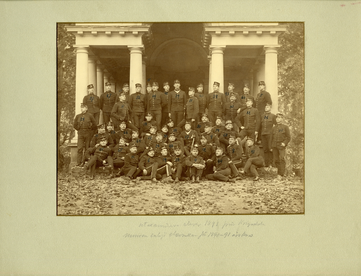 Grupporträtt av utexaminerade elever från krigsskolan 1891.
För namn, se bild nr. 3.