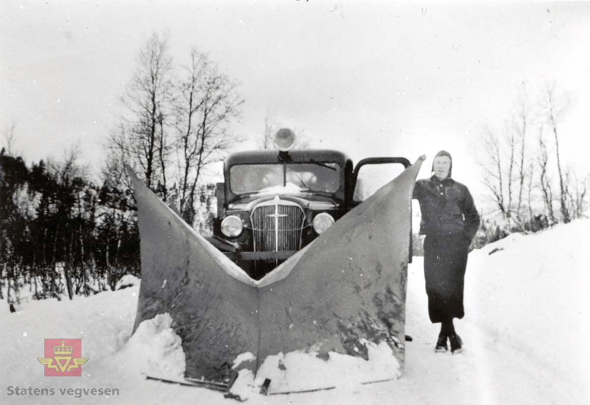 Kjellaug Helene Røkke ble født i Mo i Rana 6. desember 1905, og giftet seg med Ottar Heia i 1923. Han hadde tidligere drevet med hestetransport og skogsdrift, og kjøpte  i 1921-1922 sin første lastebil, en Pedalford med sveivstart, magnetlykter foran og karbidlykt bak.  I 1932 ble det investert i ny lastebil, og Kjellaug Heia tok førerkort for lastebil i 1933, men kjørte på egenhånd første gang uten formell tillatelse som 17-åring.  Etter at fru Heia ble enke i 1933 overtok hun Chevrolet lastebilen, og fortsatte sitt arbeid som lastebilsjåfør med Vegvesenet som hovedoppdragsgiver. Hun utførte brøyting, sandstrøing og andre transportoppdrag for vegvesenet. I 1948 ble Kjellaug gift med Håkon Røkke. Bildet viser Kjellaug Heia Røkke ved lastebilen sin sammen med en ukjent dame. 
Ref. til  "Kjellaug Heia - kvinnelig brøytesjåfør", en artikkel skrevet av Synnøve Lien Jørgensen i "Årbok for Norsk vegmuseum 1997". Se hele historien i vedlegg i Nedlastinger. 

Opplysninger i boka  "Vegfolk forteller-Vegvesenets Minnesamling Innholdsfortegnelse", av Kjell Hegdalstrand.