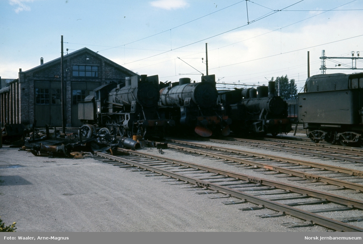 Opphugging av damplokomotiver på Lillestrøm stasjon - type 30b nr. 356, 31b nr. 450 og 25a nr. 228 venter