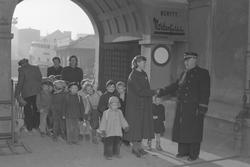 Barn fra Bakklandet barnehage på Jernbanestasjonen