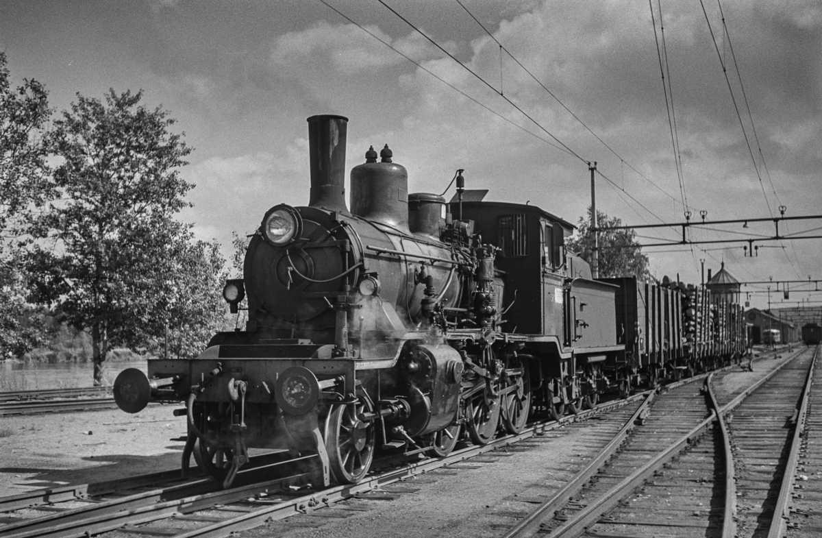 Damplokomotiv type 21c nr. 371 med et lite godstog på Kongsvinger stasjon.
