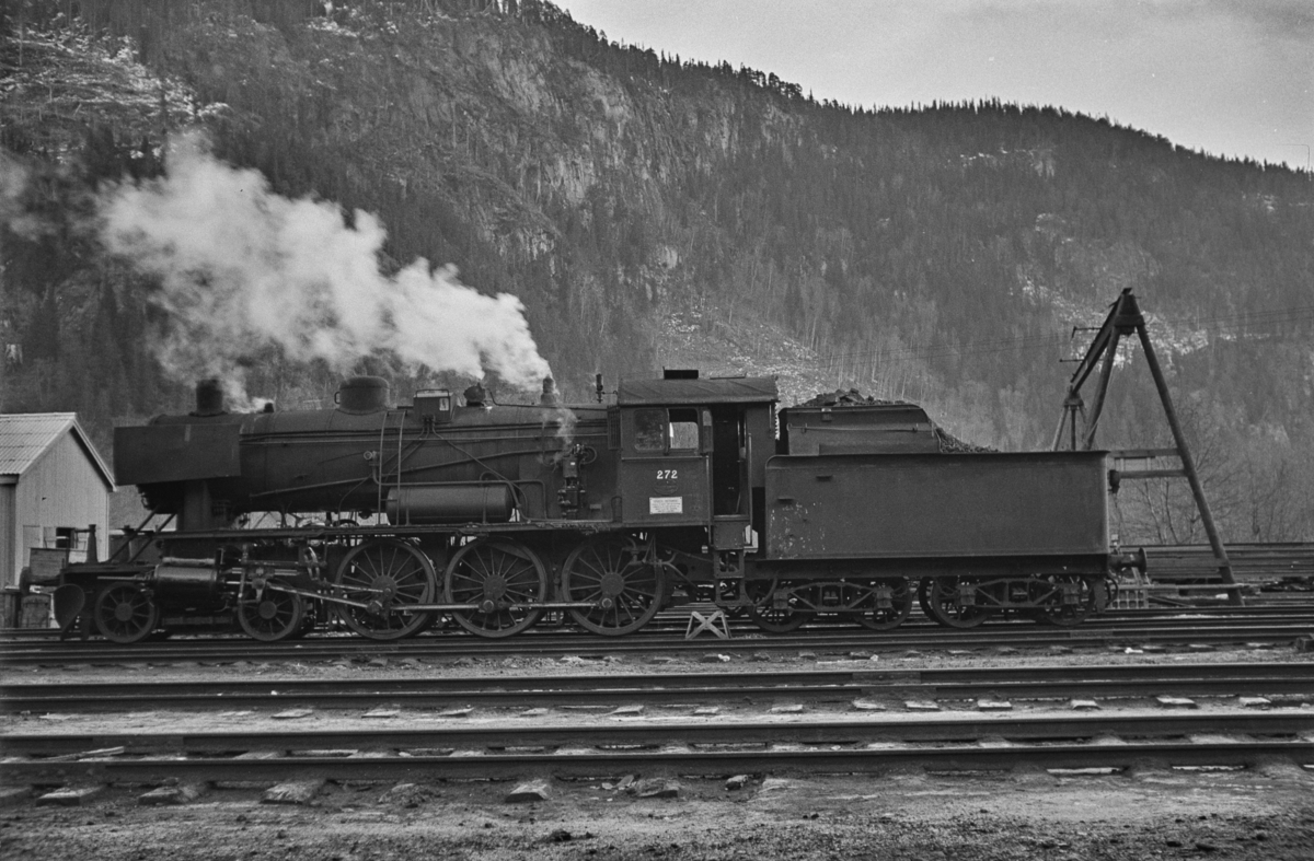 Damplokomotiv type 30a nr. 272 på Støren stasjon. Blant lokomotivpersonalet ble lokomotivet benevnt "Prinsessa".