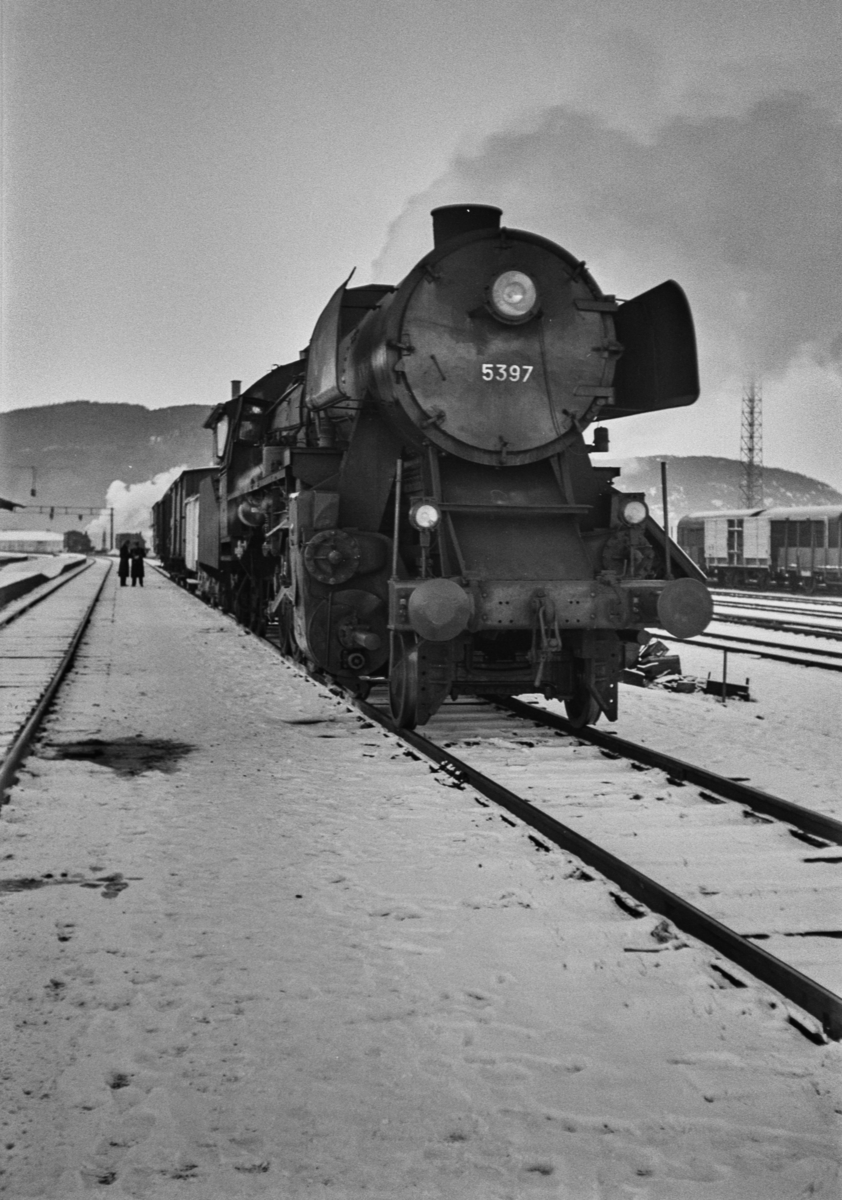 Nordgående godstog på Trondheim stasjon. Toget trekkes av damplokomotiv type 63a nr. 5397.