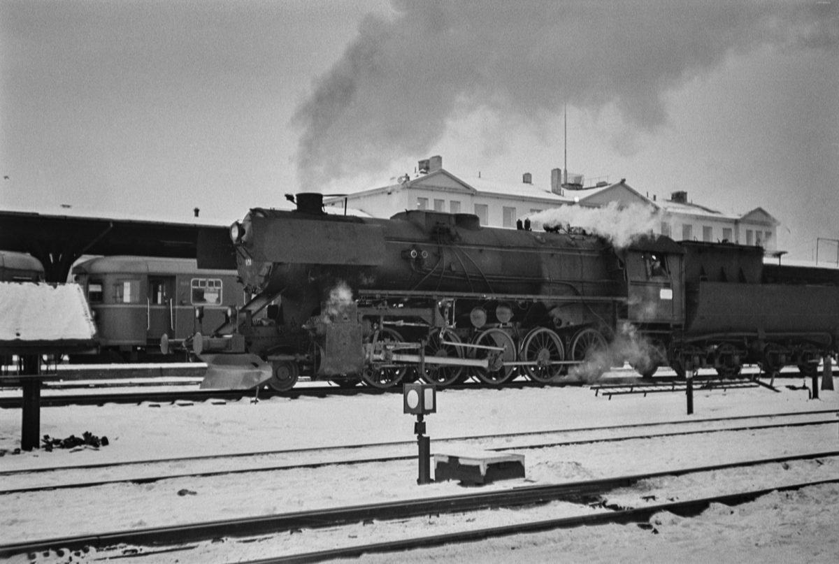Damplokomotiv type 63a nr. 1101 på Trondheim stasjon.