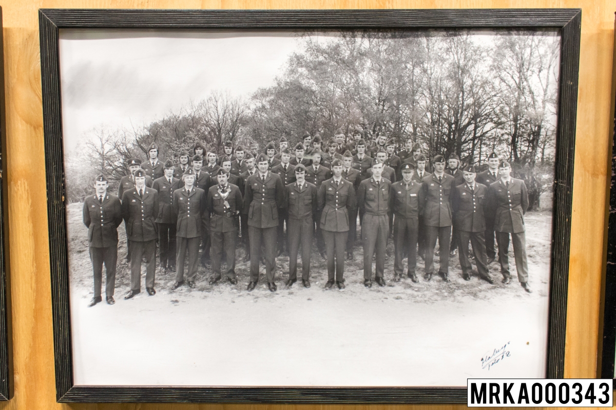 Fotografi taget på befäl och soldater som genomfört grundläggande soldatutbildning på 1:a Batteriet KA 2.
Fotografiet taget på KA 2.
Flobergs Foto 1972.