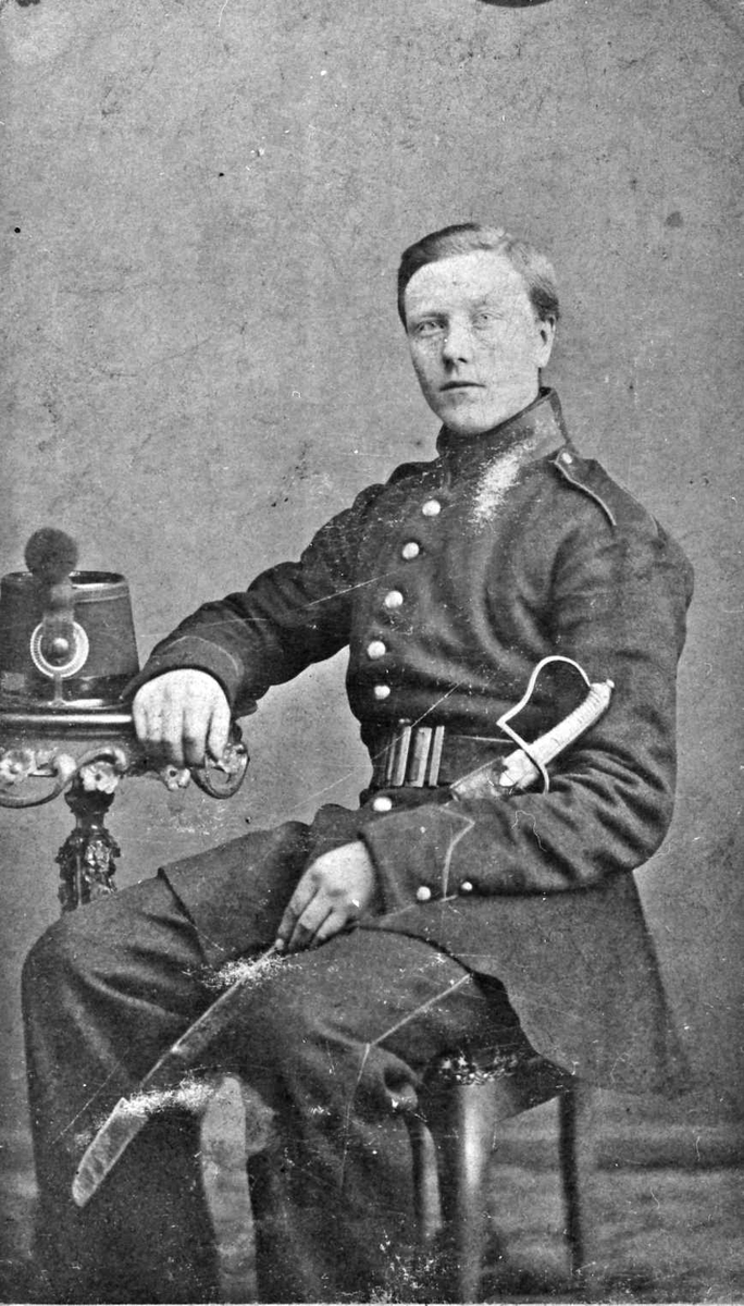 Portrett av ung mann i uniform, med sabel