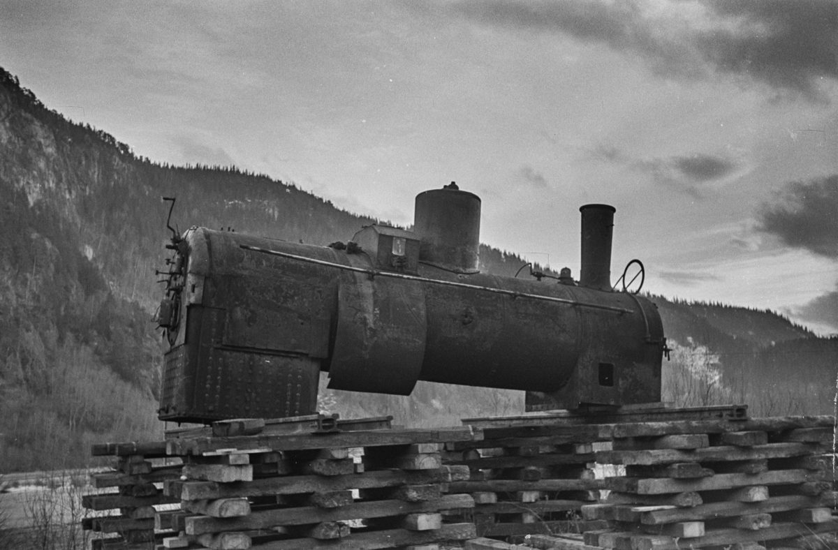 Kjel fra utrangert damplokomotiv. Kjelen kommer trolig fra et damplok type 15f, muligens lok nr. 140 som ble utrangert i 1955.