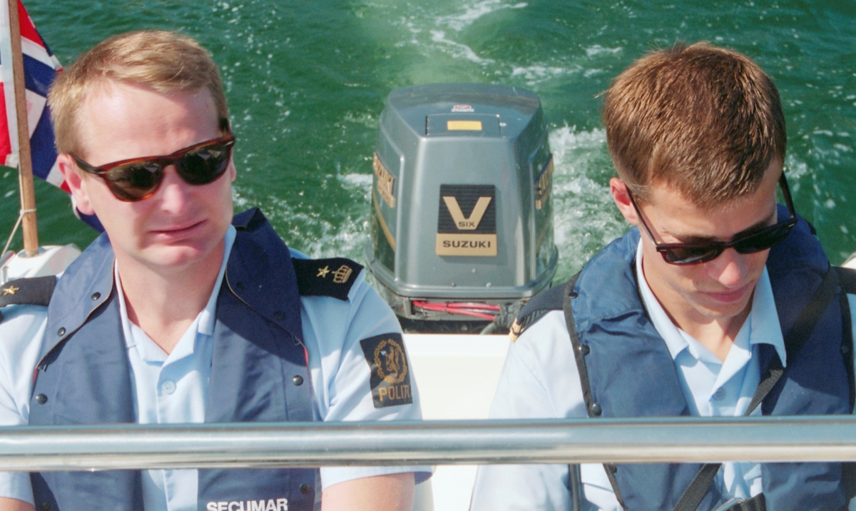 Sommerpatruljen i politibåt.
Barn og kvinner i båter med påhengsmotor.