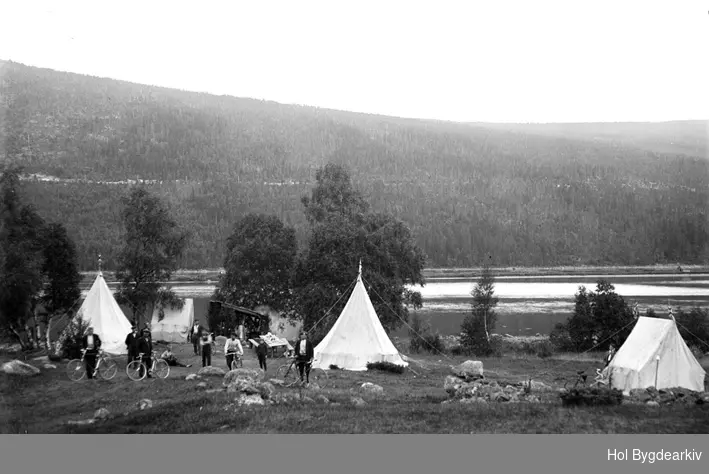 Tunet i Solvik (Gnr. 128, bnr. 10)i 1922: Telefonleiren, arbeidsliv, telt, personar, sykkel, landskap