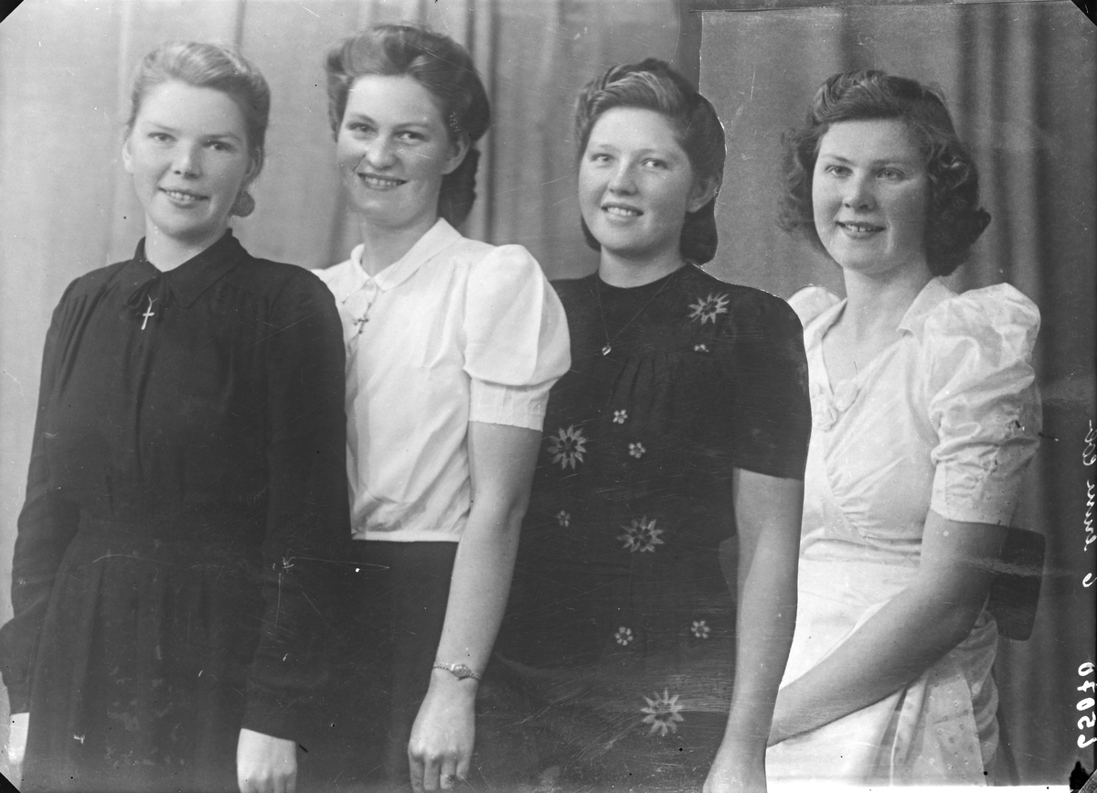 Portrett. Gruppe på fire unge kvinner. Kopi av positiv. Kvinnen til høyre lagt til. Bestilt av Frk. Ida Velde.