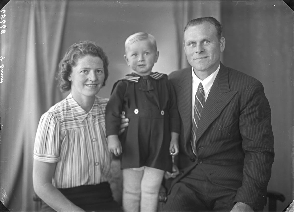Portrett. Familiegruppe på tre. Ung kvinne, ung mann og en ung gutt. Bestilt av Odne Olsen. Aksnes.