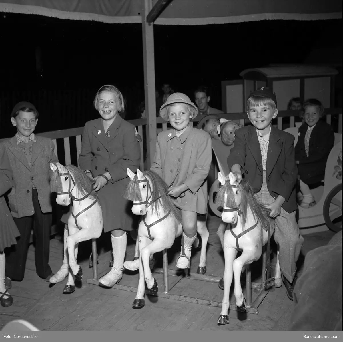 Barnens Dag i Njurunda 1951. Tivoliområdet med glada barn i gungor och ...