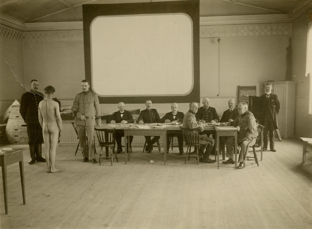 Inskrivningsförrättning i en biograflokal. Borgholm 25 februari 1919.
För namn, se bild nr. 2 och 3.