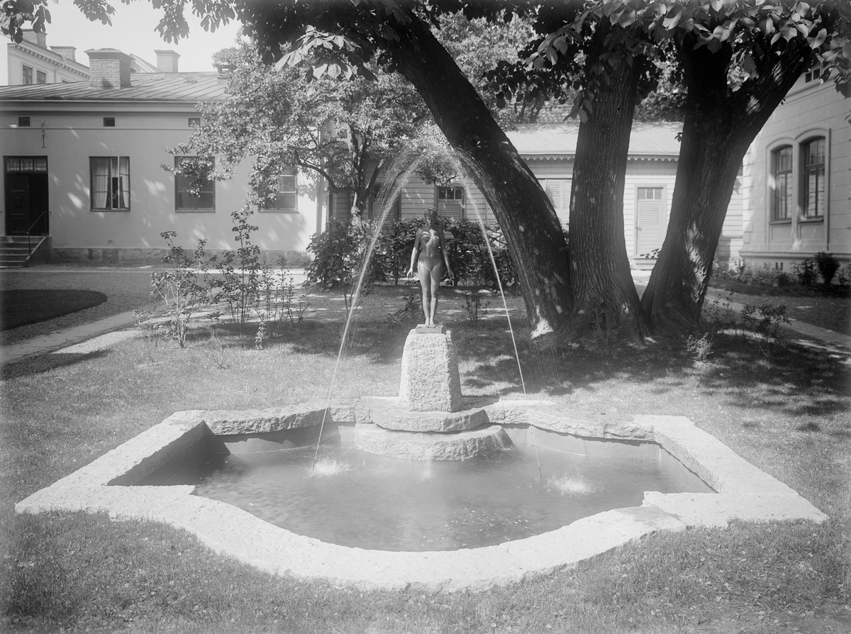 Östergötlands museum var under åren 1922-1939 inrymd i den så kallade Hypoteksgården vid Platensgatan. I förgrunden ses Anders Zorns "Flicka (Morgonstund)", från 1910. Bilden visar interiör från gårdssidan.