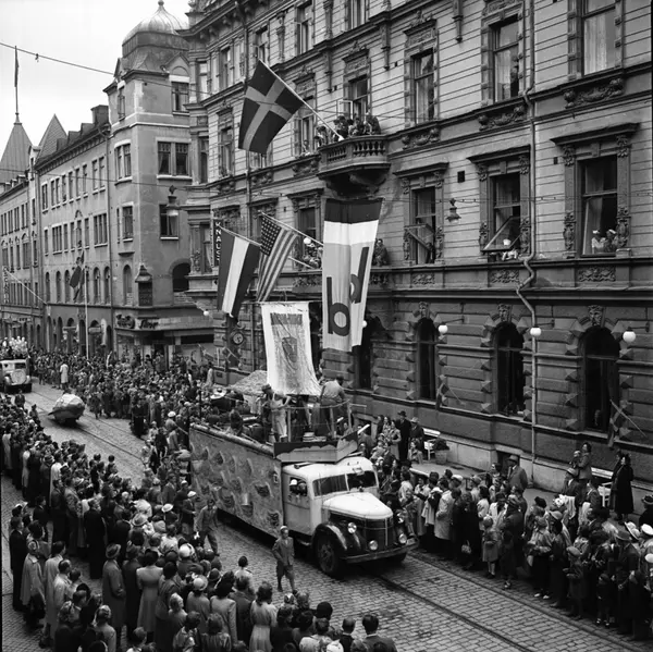 Barnens Dag 1950 Med Ett Fantasifullt Festtåg Genom Stan, Parad Med ...