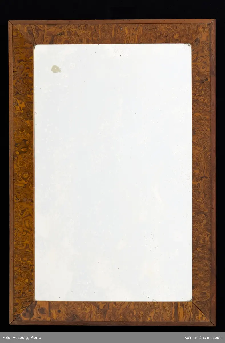 KLM 32423 Spegel, av trä. Ram av masurbjörksfanér. Rektangulär. Baksida av trä.