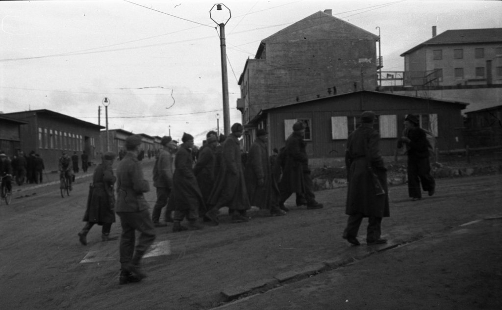 Forretningsbrakker. Russiske krigsfanger?  Sverin Danielsen-gården i bakgrunnen til h. 8. mai 1945.