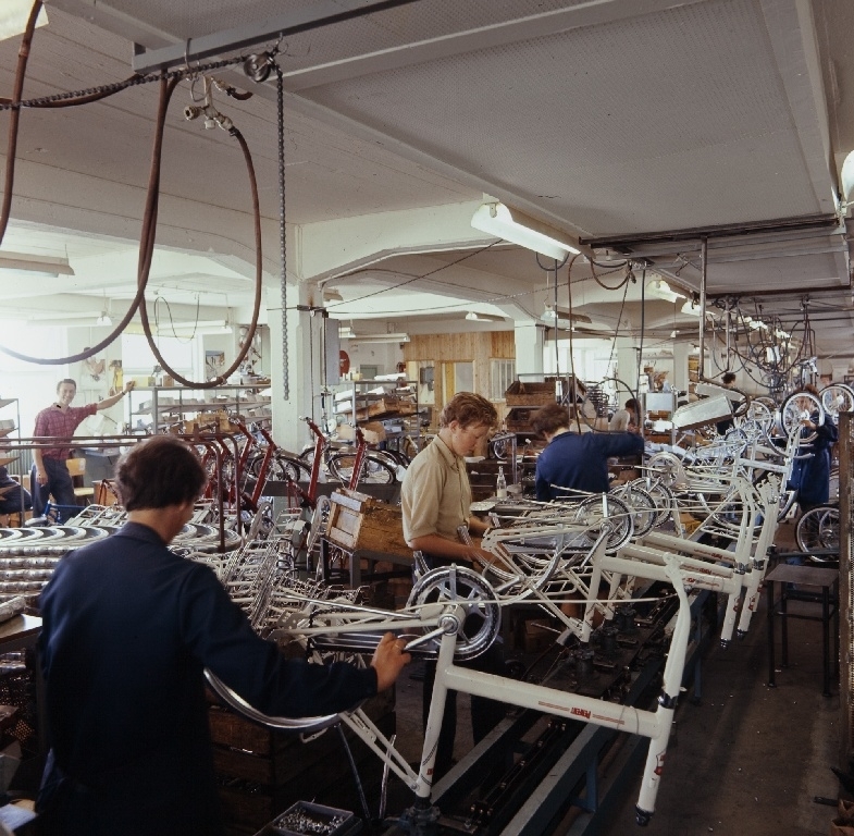 Arbeidere monterer kombisykler i monteringsavdelingen til sykkelfabrikken til Jonas Øglænd AS i Solaveien på Sandnes.