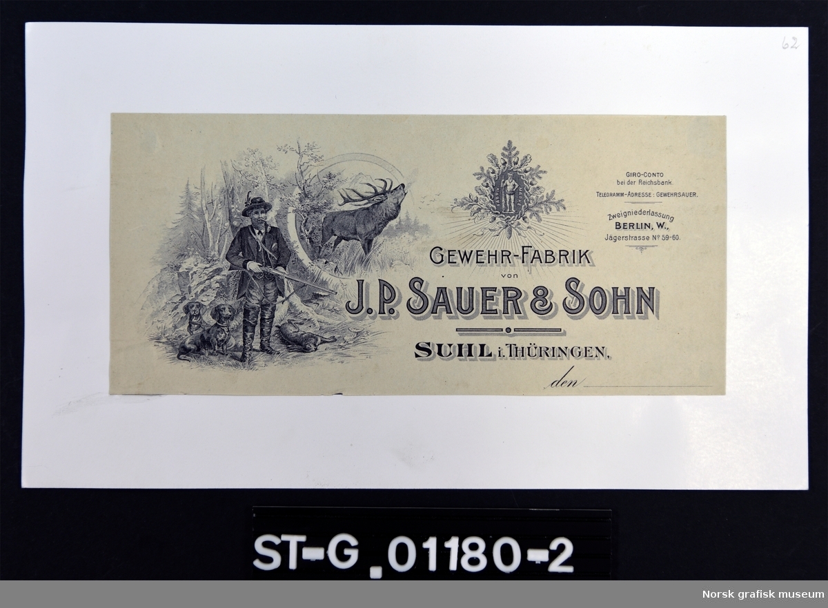 Brevhodet  i sort/hvitt viser firmanavnet: "J. P. Sauer & Sohn" med et jaktmotiv på venstre side. Motivet er av en jeger med skytevåpen i skogen, med to hunder på sin høyre side og en (trolig) død hare på den venstre. Omgitt av en sirkel ser vi en hjort i bakgrunnen.