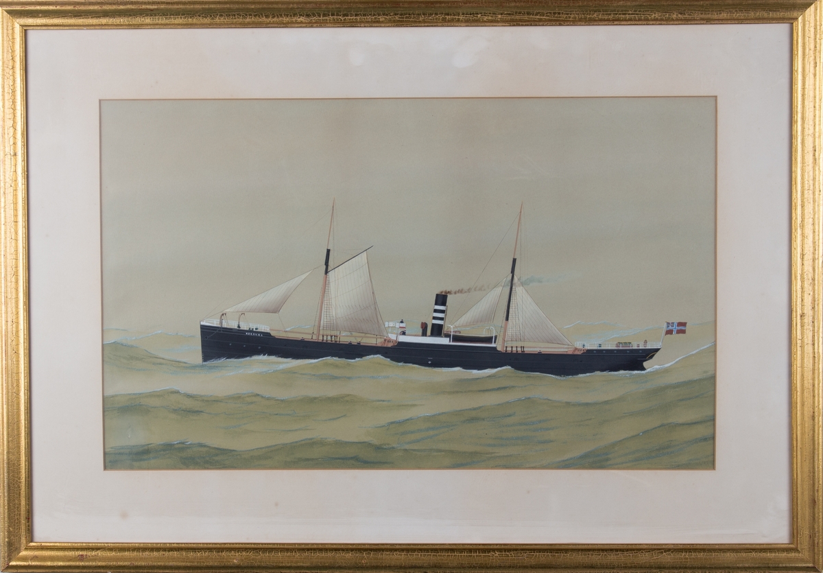 Skipsportrett av DS NORDNÆS under fart i åpen sjø med seilføring. Fører unionsflagg akter samt skorsteinsmerke til rederiet Halfdan Kuhnle.