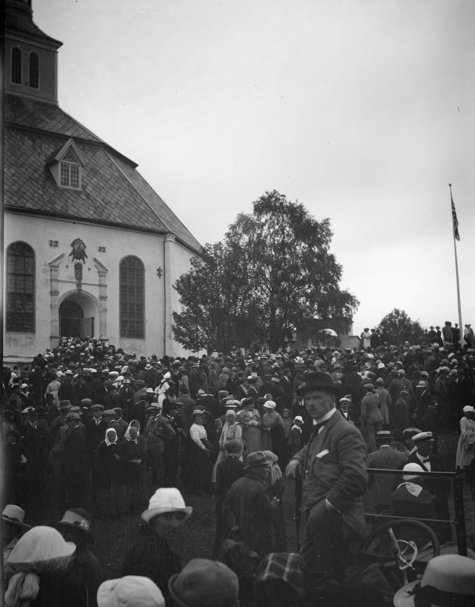 Sør-Fron kirke. Kirkebakken full av mennesker. Antagelig under 900 års markeringen for møte mellom Dale-Gudbrand og kong Olav Haraldson. 29 juli 1921.