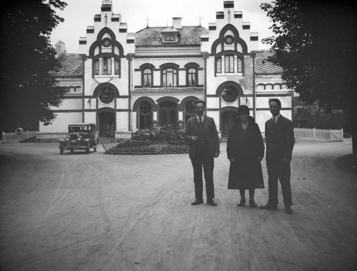 Ivar Kluften sammen med mann og kvinne foran Levanger stasjon