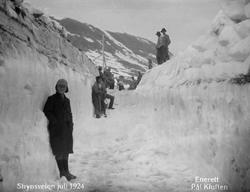 Snørydding av veg på Strynefjellet juli 1924. En gutt og to 