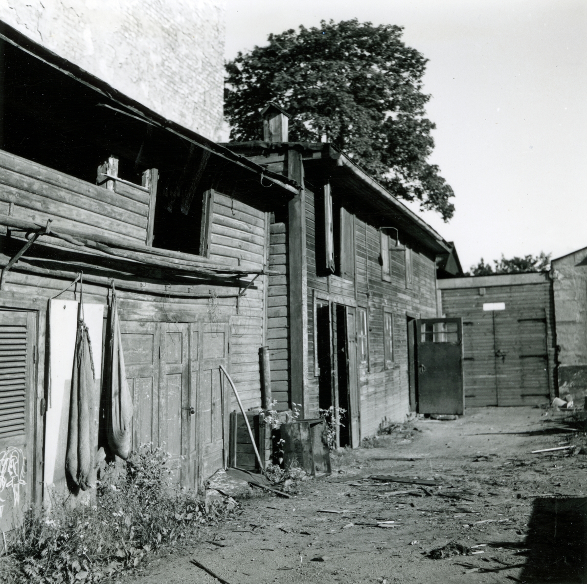 Motiv från Packhusgatan 1 i Norrköping. Fotodokumentation av bostadshus med tillhörande uthus taget i samband med ansökan om rivningstillstånd.