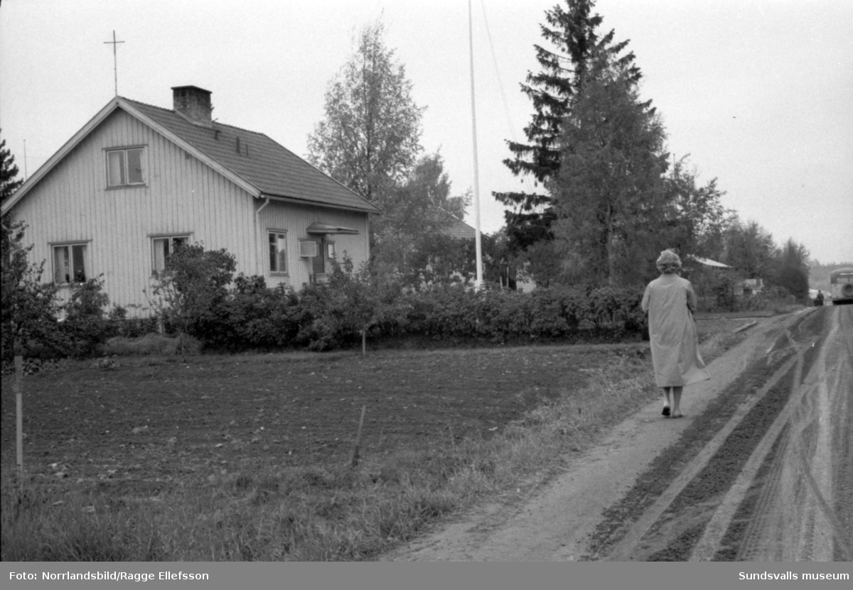 Kamrater och grannar till den mördade 21-åriga Ingrid Nyström i Johannedal. Fotograferat för reportage i Bild-Journalen.
