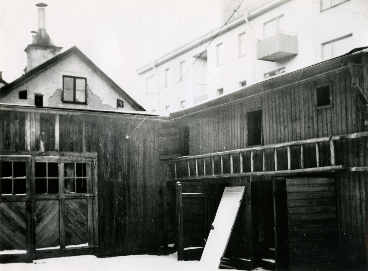 Gårdsinteriör från kvarteret Planket 18 i Norrköping. Fotografi från omkring 1948. I bakgrunden skymtar Smedjegatan 46.