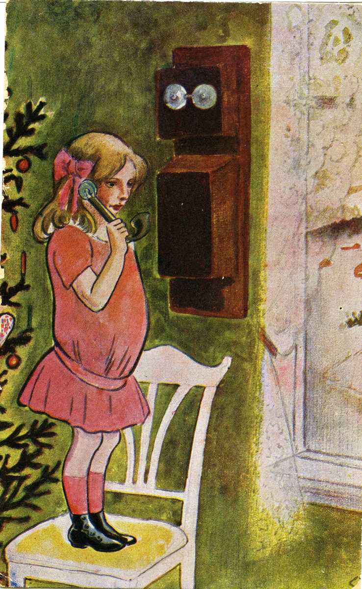 Julekort. Jule- og nyttårshilsen. Interiør med juletre. En jente med sløyfe i håret står på en sol og snakker i en gammeldags veggtelefon. Bak henne skimtes et juletre.
