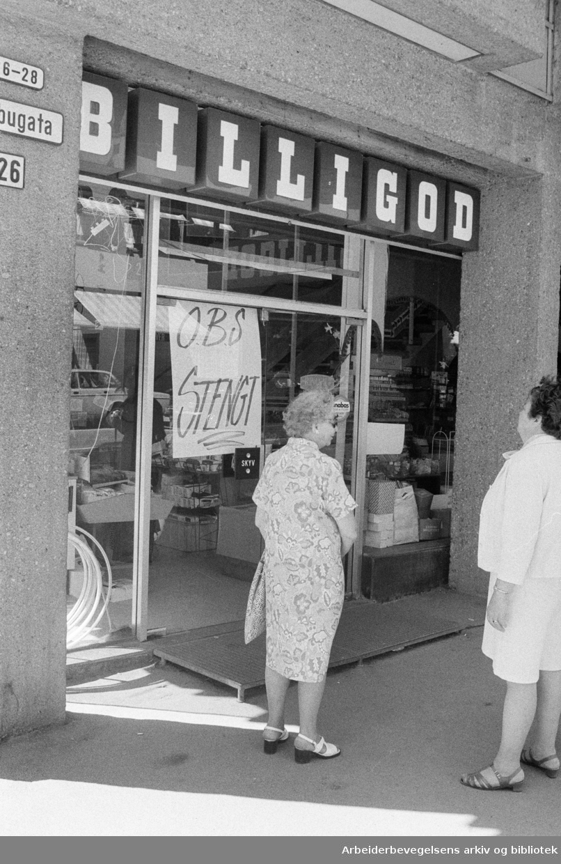 Tollbugata 26: Billigod, har gått konkurs. Juni 1974