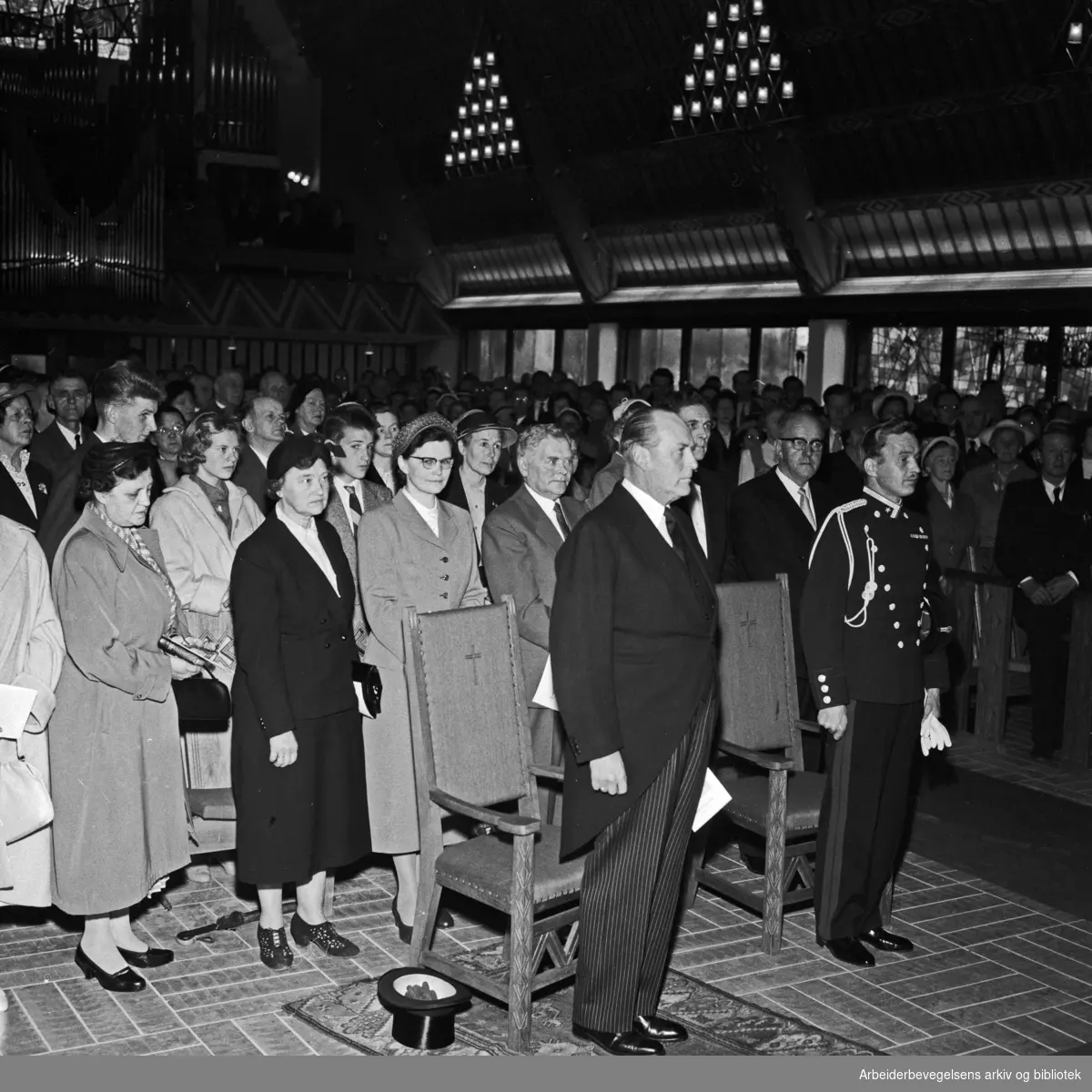 Torshov kirke innviet. Kong Olav er blandt gjestene. Mai 1958
