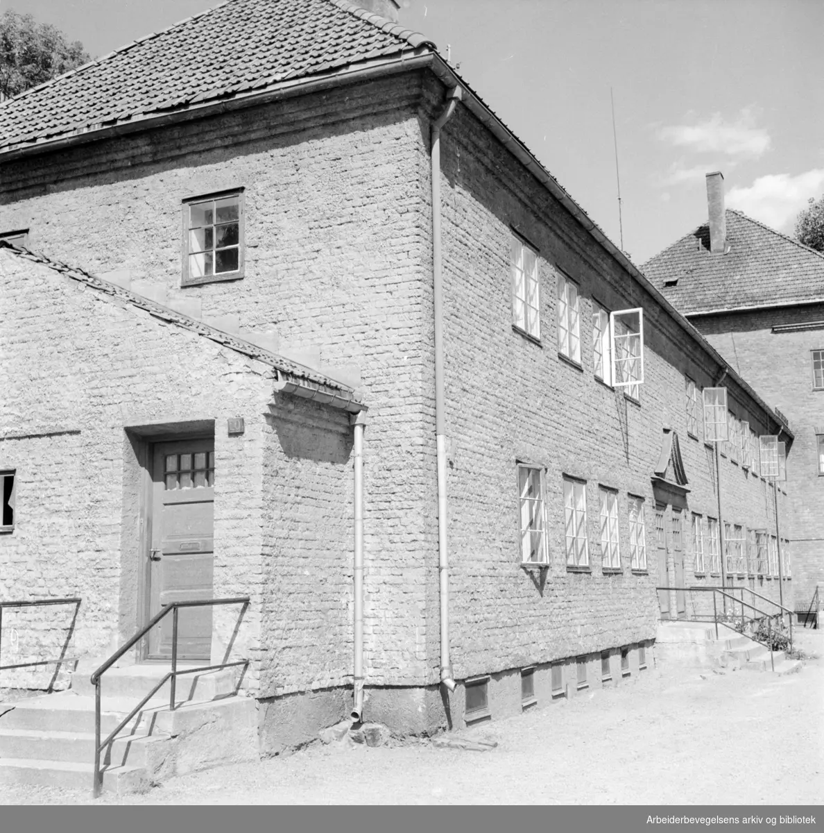 Gamle Tøyen . Gårder som trenger oppussing. Juli 1955