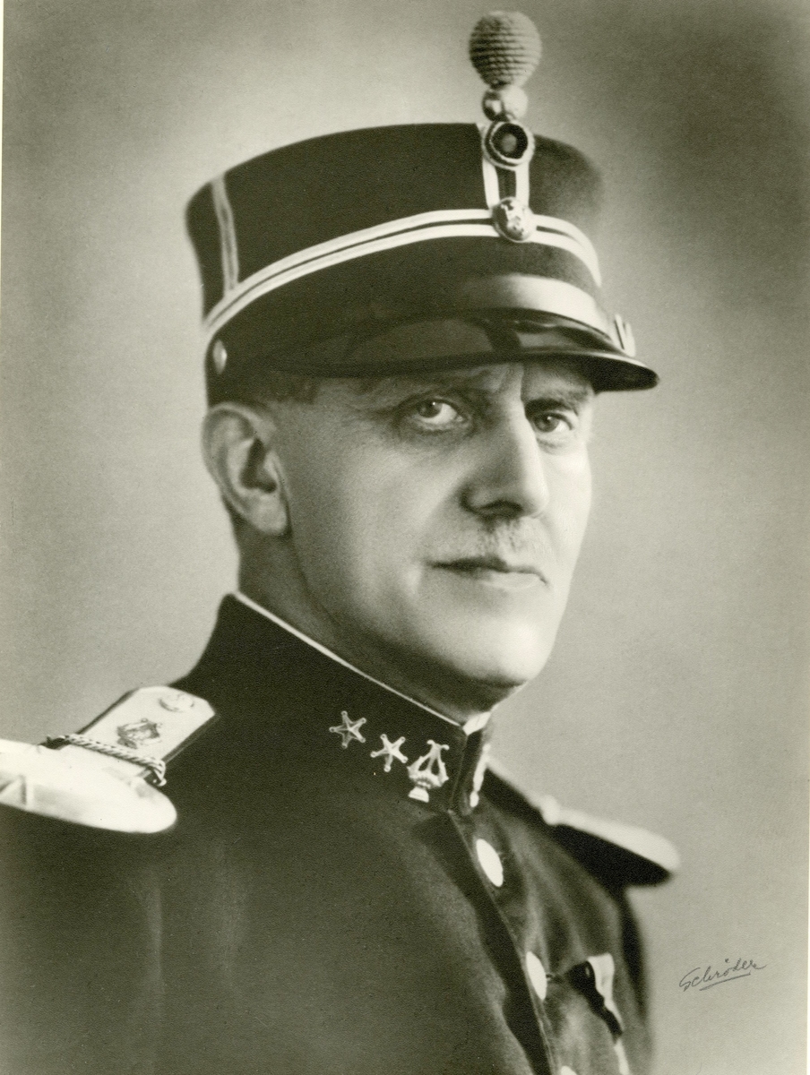 Portrett av mann i militæruniform.
