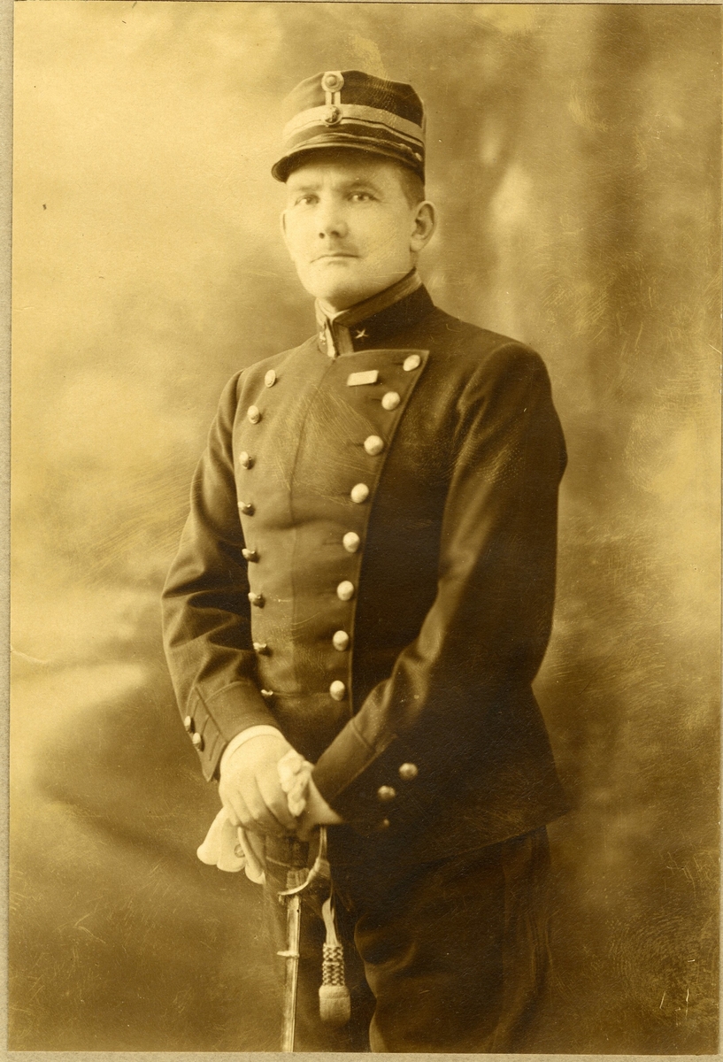 Halv portrett, uniformert, Major Ivar Hellesnes.