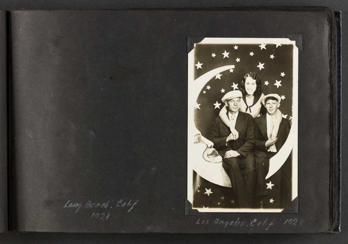 Portrett av to mann og en kvinne "Los Angeles, Calif. 1921".