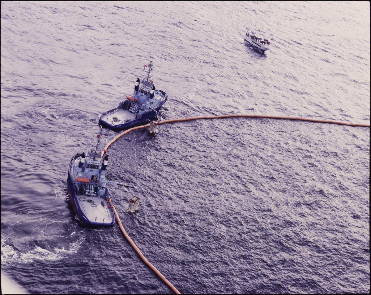 Østensjøs taubåt "Audax" og et helikopter deltar i en oljevernøvelse ved Mongstad.