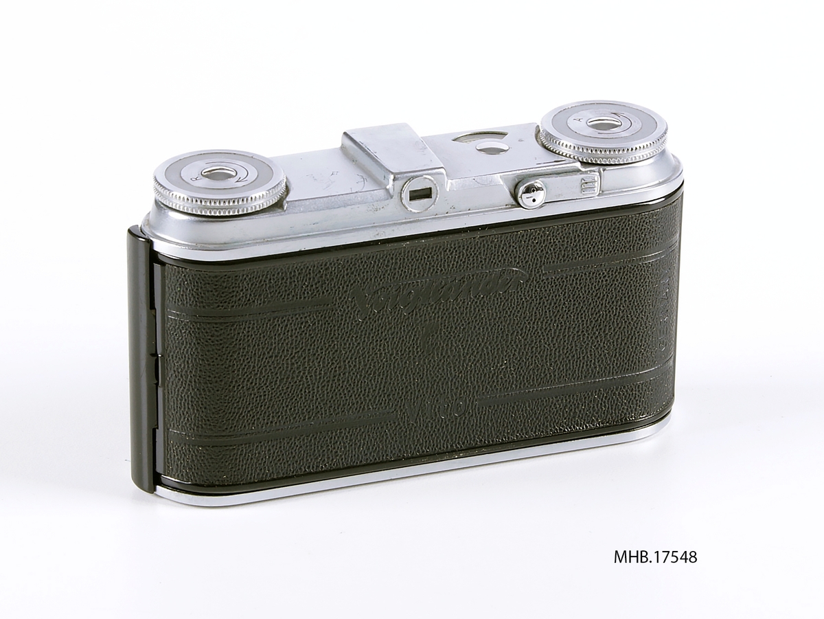 Folde fotoapparat Voigländer Vito (35mm filmrull) med Scopar 50mm f/3.5 linse og gul filter, avstandsinnstilling på objektivet 1-20m +inf, Compur lukker 1-1/300 sek og B. Produksjonssted Tyskland.