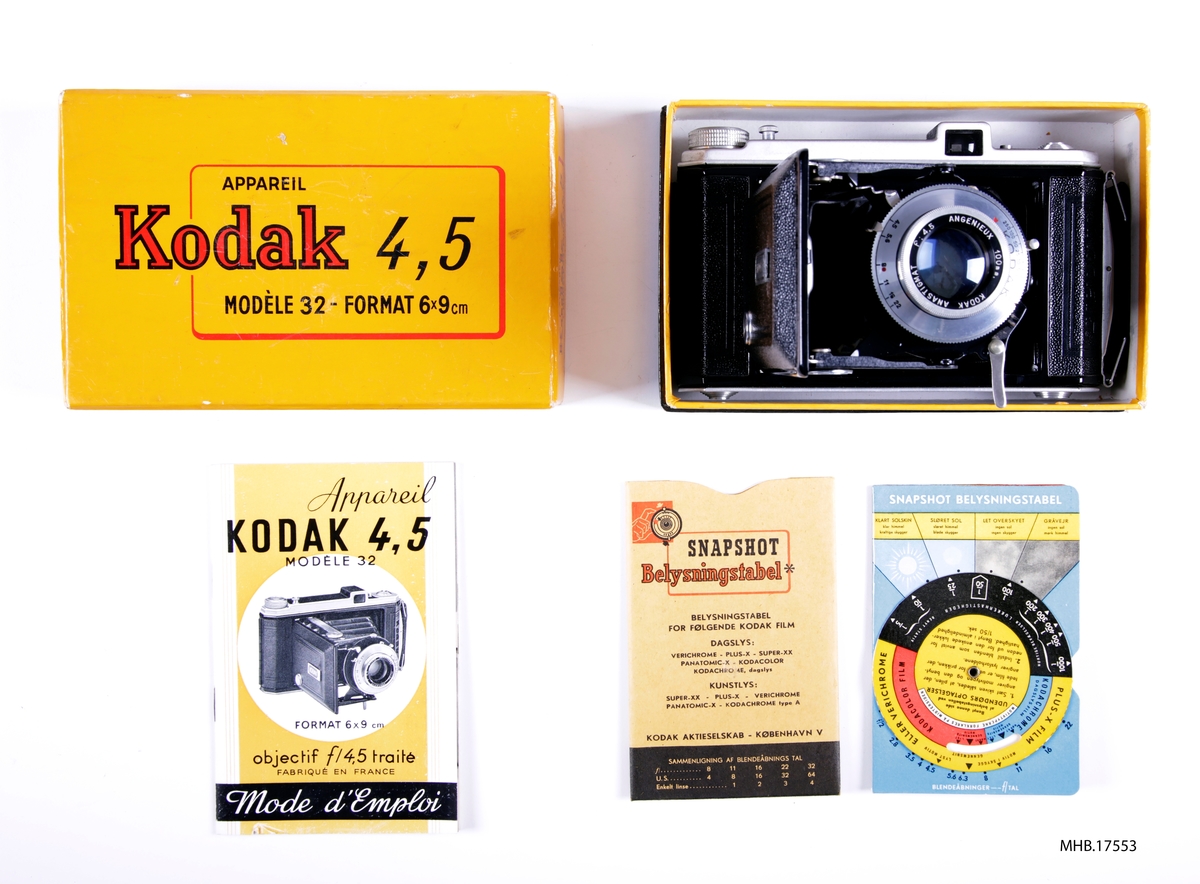 Folde fotoapparat Kodak 4,5 Modèle 32 (Film No. 620) i eske og veilednings bok og belysningstabel. Kodak Anastigmat f/4,5 Angénieux 100 mm linse; Kodak Shutter 1- 1/250, +B mode. På baksiden står den røde vindu brukes for frame telling. Produksjonssted France.