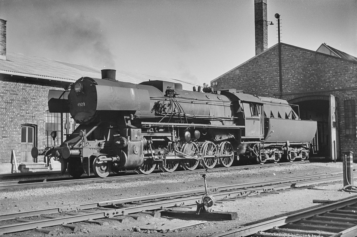 Damplokomotiv type 63anr. 4929 ved lokomotivstallen på Støren stasjon.